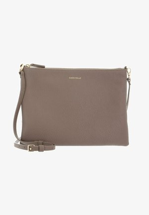 Clutch de couro em taupe suave com um acabamento texturizado. Apresenta um fecho de zíper e uma alça destacável. Detalhe do logótipo em dourado na frente.