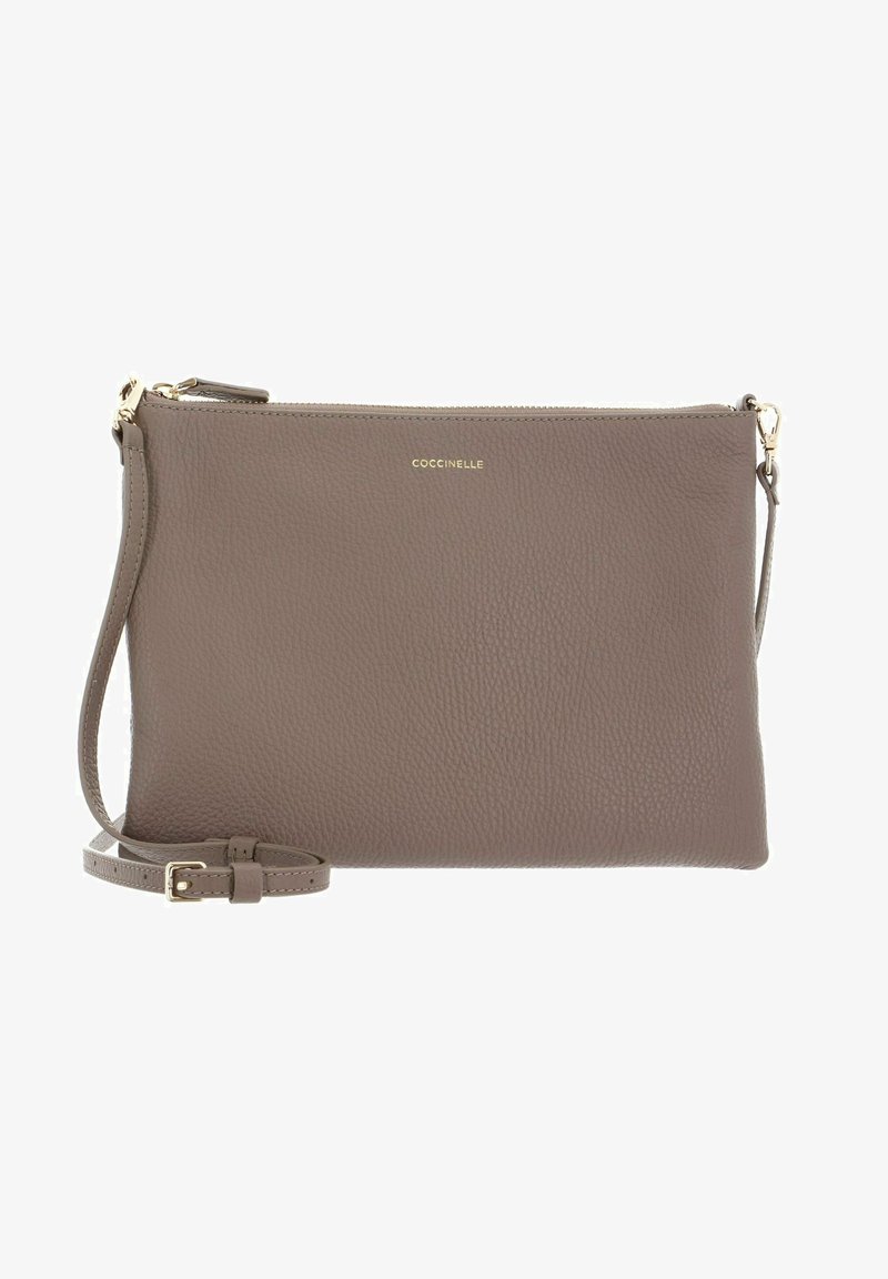Clutch in pelle di un morbido taupe con una finitura texturizzata. Presenta una chiusura con zip e una tracolla removibile. Dettaglio del logo dorato sul fronte.