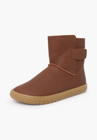 Hnědá kožená kotníková bota se suchým zipem, kulatou špičkou, hladkou texturou a gumovou podrážkou. Minimalistický design s kontrastním prošitím.