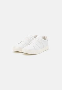 Sneaker bianchi con tomaia in pelle liscia, dotati di cinturini elastici per la chiusura, suola in gomma e dettagli beige chiaro sul tallone.