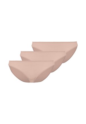 Trzy beżowe bezszwowe damskie majtki w stylu bikini ułożone w przesuniętym, nakładającym się układzie na białym tle.