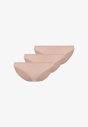 Trzy beżowe bezszwowe damskie majtki w stylu bikini ułożone w przesuniętym, nakładającym się układzie na białym tle.