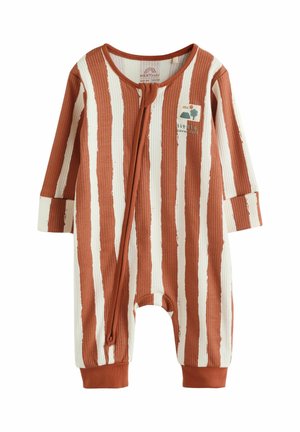 Prążkowany pajacyk dla niemowląt w pomarańczowe i białe pionowe paski, z długimi rękawami, zamkiem błyskawicznym z przodu oraz naszywką „mała przygoda” z ikonami drzewa i chmurki.