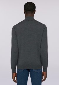 Maglione fitted grigio scuro con collo alto, polsini e orlo a costine, realizzato in un materiale a maglia testurizzata. Mostra la vista posteriore su uno sfondo semplice.