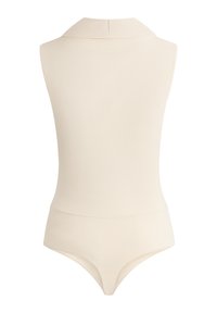 Body sin mangas beige con cuello de camisa, textura suave y diseño ajustado, que presenta aberturas de pierna altas en la parte inferior.