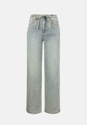 Lyseblå vidbente jeans med høyt liv, laget av denim, med belte i stoff og lommer foran, vist på en ensfarget bakgrunn.