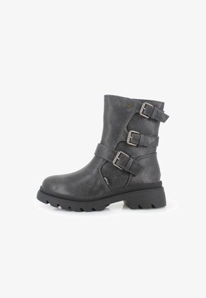 Bota de cuero gris hasta el tobillo con tres correas ajustables de hebilla, superficie texturizada, suela robusta y un tacón bajo apilado.