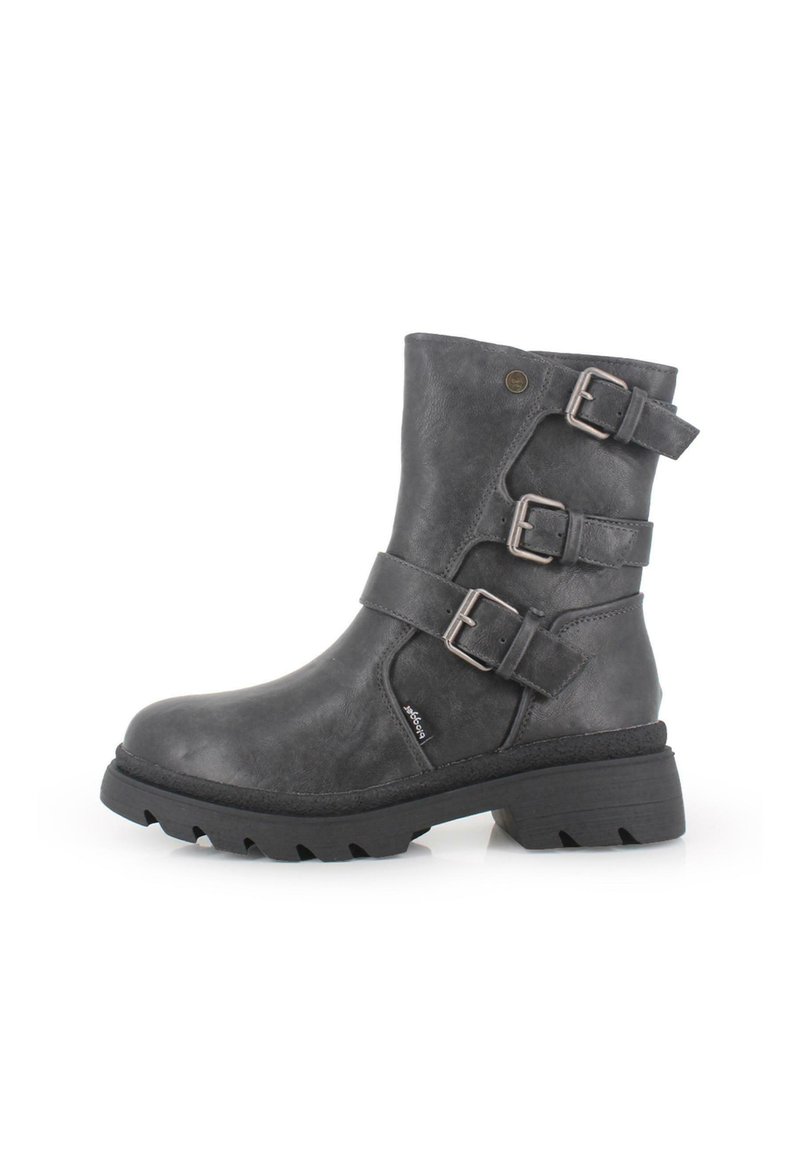 Bota de cuero gris hasta el tobillo con tres correas ajustables de hebilla, superficie texturizada, suela robusta y un tacón bajo apilado.