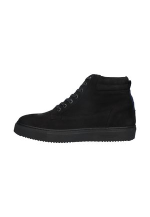 Zwarte suède high-top sneakers met zes metalen oogjes, rubberen zool, gewatteerde kraag en contrasterende achterkantaccent.