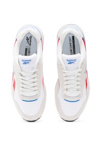 Scarpe sportive bianche con accenti in suede, dotate di dettagli rossi e blu, pannelli in rete e design con lacci. Suola in gomma. Marchio Reebok.