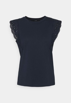 Marineblå t-shirt med korte ærmer, der har blonder detaljer langs skulderkanterne. Blødt stof og rund hals. Casual pasform.