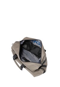 Siv torbica za športne aktivnosti z vodoodporno zasnovo, dvema ročajema in zadrgo. Notranjost ima mrežaste žepke in kontrastni moder logotip. Gladka, trpežna tekstura.