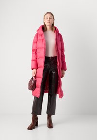 Marc O'Polo COAT FIXED HOOD WELT POCKETS SIDE SLITS BACKPACK BELTS - Páperový kabát - sundown