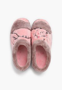 Zapatillas de casa rosas y esponjosas con detalles en gris, que presentan una textura suave, forma redondeada y un diseño de dibujos animados en el exterior.