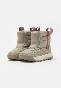 Botas acolchadas de color verde oliva claro con un acento rosa, con caña alta, paneles laterales elásticos y una suela de goma texturizada.