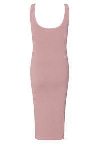 Robe côtelée, longueur genou, en rose doux, avec un décolleté bateau et une coupe ajustée. Texture lisse sans motifs ni éléments matériels supplémentaires.