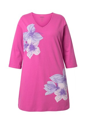 Roze tuniek met lange mouwen en V-hals, met grote paarse en witte bloemenprints op de bovenste linkerborst en de onderste rechterkant.