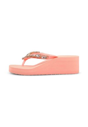 Sandalia flip-flop cuña de color rosa coral con plantilla texturizada y tiras decoradas con piedras preciosas rectangulares transparentes.