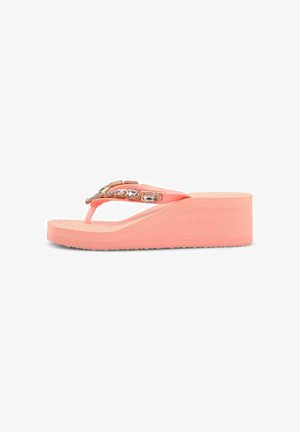 Sandalia flip-flop cuña de color rosa coral con plantilla texturizada y tiras decoradas con piedras preciosas rectangulares transparentes.