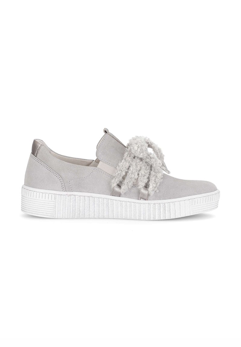 Grijze suède sneaker met een gestructureerde off-white accent en elastische bandjes. Beschikt over een witte ribbelzool en zachte details aan de voorkant.