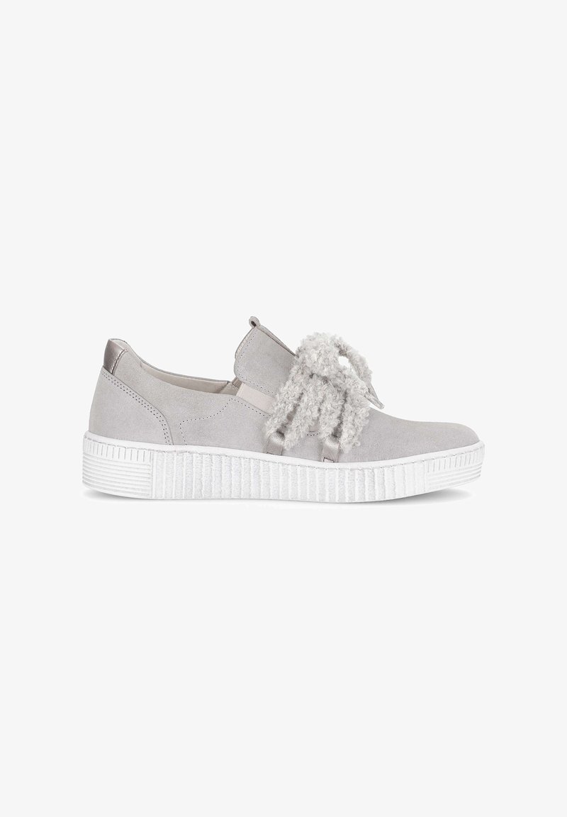 Grijze suède sneaker met een gestructureerde off-white accent en elastische bandjes. Beschikt over een witte ribbelzool en zachte details aan de voorkant.