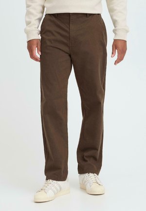 Bruine, katoenmix broek met een rechte snit, voorzien van voorzakken en een soepele textuur, gecombineerd met witte sneakers.