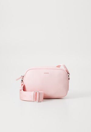 Sac à bandoulière synthétique rose avec une surface texturée, de forme rectangulaire, fermeture éclair et bandoulière réglable arborant le logo de la marque.