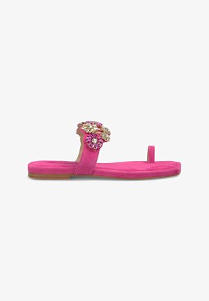 Sandales à glissière en daim rose avec une large bride ornée de bijoux colorés et un design à empiècement pour les orteils. Semelle plate avec un accent en bois.
