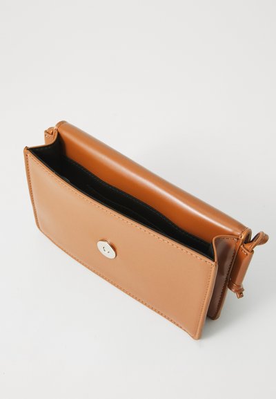 Clutch din piele maro cu o textură netedă, formă rectangulară și închidere cu un buton metalic argintiu. Interiorul este căptușit cu un material negru.