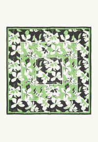 Jedwabny szalik z czarnym tłem, na którym znajdują się duże białe i zielone wzory kwiatowe, otoczony zielono-białą ramką. Kwadratowy kształt.