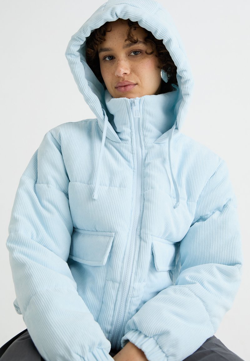 light blue winter coat ONLY ONLEVI PUFFER JACKET Winter jacket baby blue/light blue 