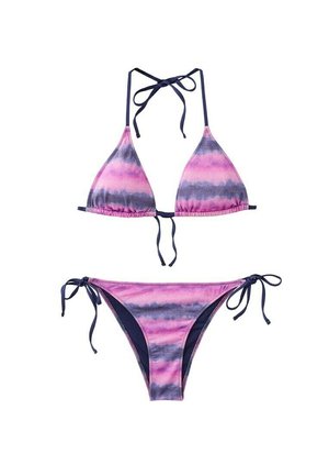 Bikini a due pezzi con motivo tie-dye sfumato viola e rosa, caratterizzato da top a triangolo e slip con laccetti laterali su sfondo bianco.