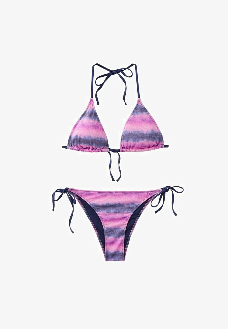 Bikini deux pièces avec un motif tie-dye dégradé violet et rose, comprenant un haut triangle et un bas à nouer sur les côtés, sur un fond blanc.