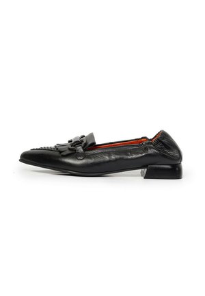 Mocasín de cuero negro con tacón bajo, detalle de flecos y una hebilla decorativa en la parte superior, mostrado de lado sobre un fondo blanco.