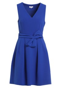 Modré bezrukávové šaty s výstřihem do V, zúženým pasem a mašlí, rozšířenou sukní a vertikálními řasami, vyrobené z hladké látky.