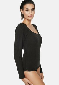 Haut noir à manches longues en tissu doux, avec un décolleté en forme de scoop et des accents sur les coutures latérales. Design ajusté mettant en valeur la silhouette du torse.