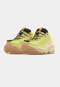 Πράσινα lime αθλητικά παπούτσια με επάνω μέρος από δίχτυ και λαστιχένια σόλα, με μαύρες και πορτοκαλί λεπτομέρειες, ανάγλυφη σόλα για καλύτερη πρόσφυση και ασφαλές σύστημα κορδονιών.