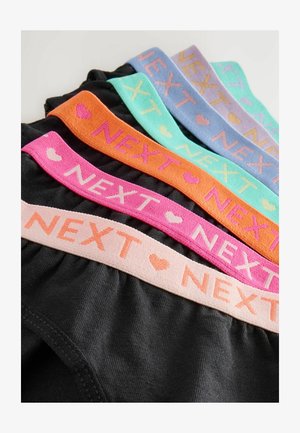 Öt pár fekete alsónemű színes, rózsaszín, narancssárga, menta zöld, világoskék és levendula színű gumival, mindegyik "NEXT" felirattal ellátva.