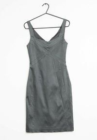 Šedé přiléhavé šaty s kulatým výstřihem, širokými ramínky a vertikálním švem, vyrobené z hladkého a lesklého materiálu. Visí na černém ramínku.