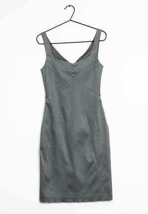Szara dopasowana sukienka z okrągłym dekoltem, grubymi ramiączkami i pionowymi szwami, z gładką, elegancką teksturą materiału. Wisi na czarnym wieszaku.