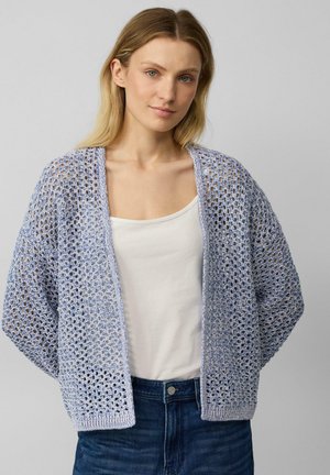 Lichte, opengehaakte cardigan in lavendel, met een losse snit, brede mouwen en geribbelde zoom, gecombineerd met een witte top.