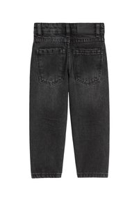 Jean en denim noir à jambes droites, avec deux poches arrière, des passants de ceinture et un patch de marque sur la taille.