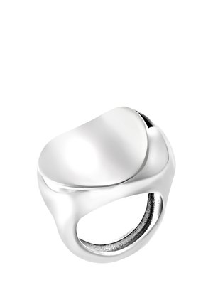 Glat, poleret sølvring med en bred, ujævnt formet top og en tyk ring, vist på en hvid baggrund.