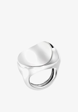 Gładki, polerowany srebrny pierścionek z szerokim, nieregularnie ukształtowanym wierzchołkiem i grubą obrączką, pokazany na białym tle.