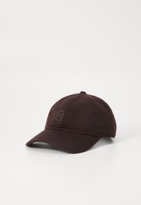Donkerbruine baseballcap met een gebogen rand en een geborduurd "B" logo aan de voorkant, getoond op een effen witte achtergrond.
