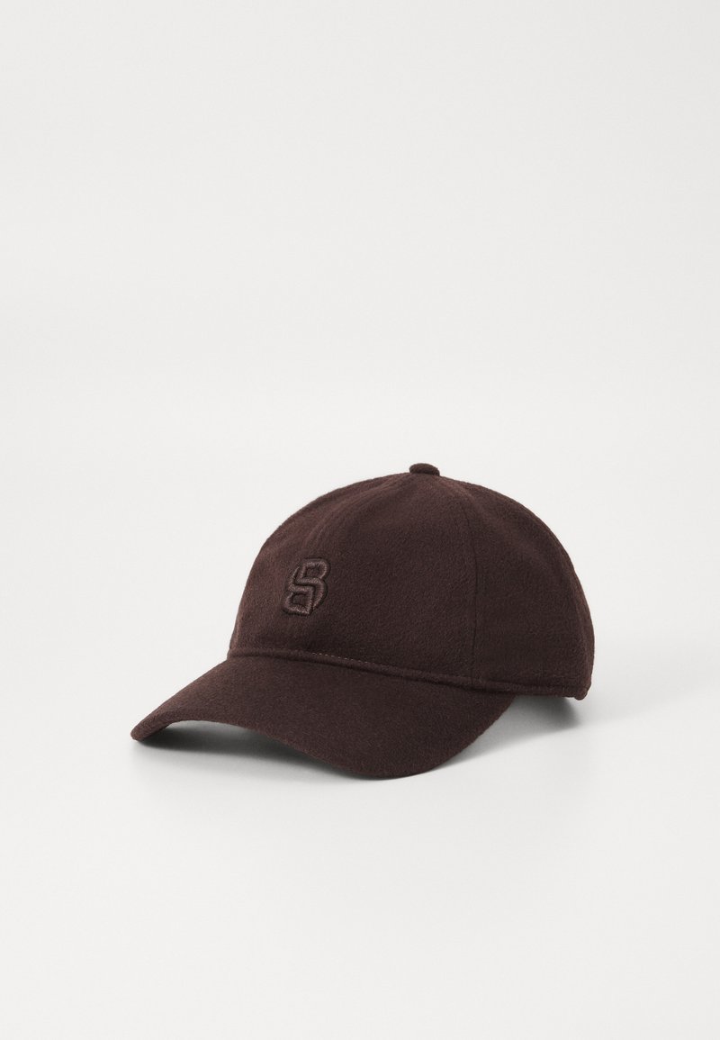 Donkerbruine baseballcap met een gebogen rand en een geborduurd "B" logo aan de voorkant, getoond op een effen witte achtergrond.