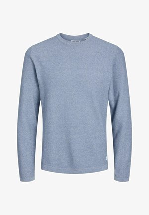 Helleblaues langärmeliges Rundhals-Sweatshirt mit feiner Strukturstrickware und einem kleinen weißen Markenetikett nahe dem unteren Saum.