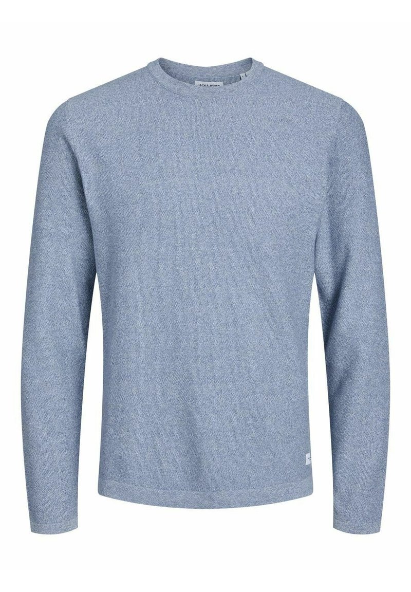 Helleblaues langärmeliges Rundhals-Sweatshirt mit feiner Strukturstrickware und einem kleinen weißen Markenetikett nahe dem unteren Saum.