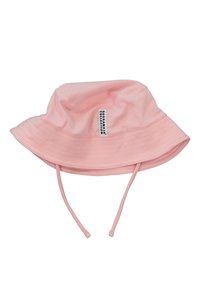 Rosa bucket hat tillverkad av andningsbart tyg med en texturerad yta, med justerbara hakremmar och en etikett på sidan.