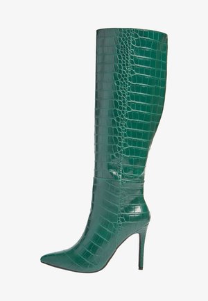 Grüner, hochhackiger Stiefel aus glänzendem, krokodilgemustertem Material; spitze Zehenform; taillierter Schnitt; hoher Schaft, der bis zum Knie reicht.